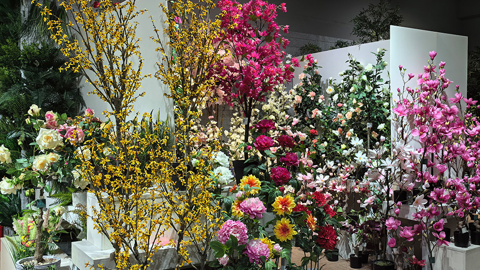 12 Artificial Flowers in Retail Visual Merchandising Creating Eye-Catching Displays-01.jpg